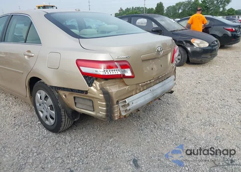 2010 Toyota Camry Le z USA, uszkodzony, nr VIN 4T4BF3EK9AR003655